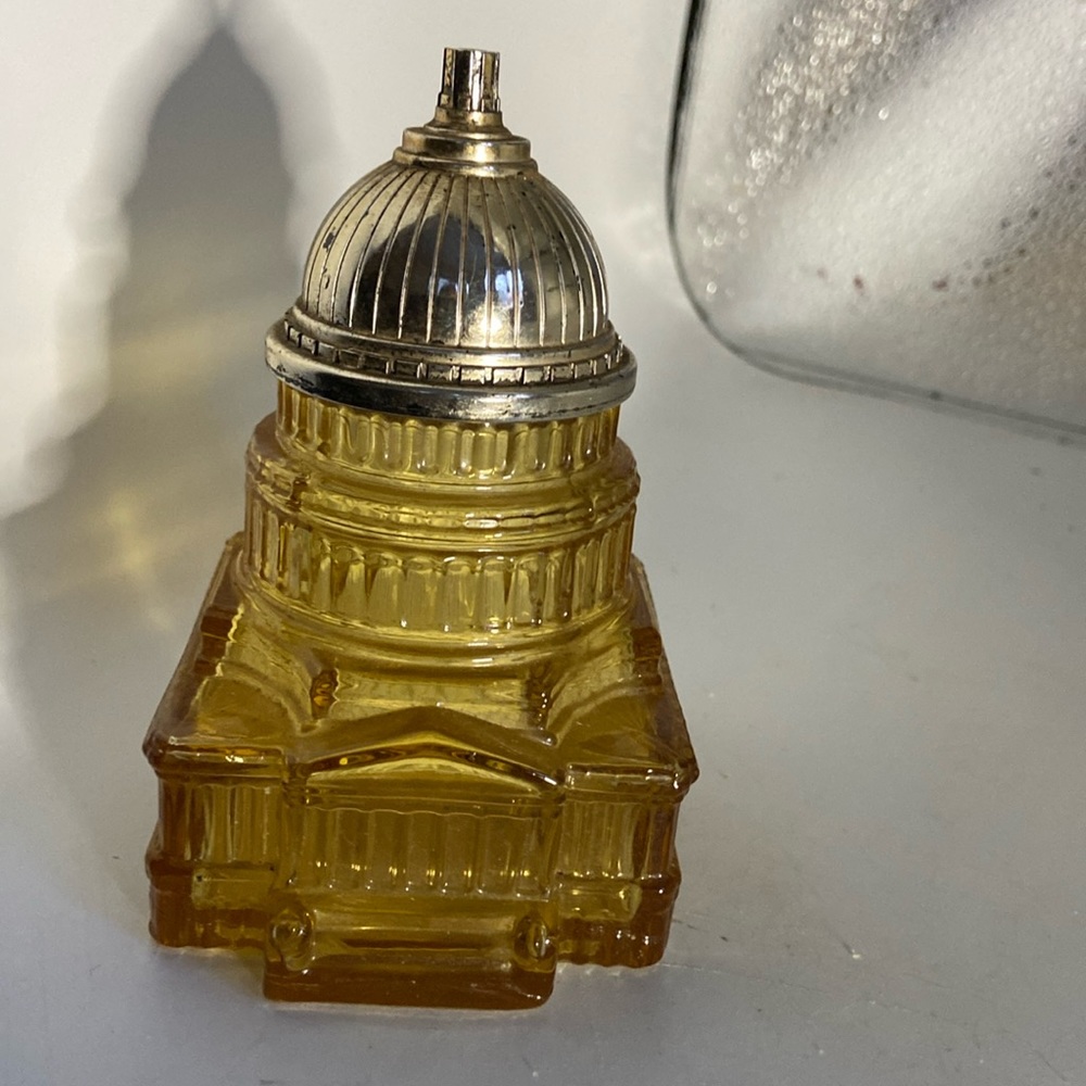 Avon amber glass miniature replica of the US Capital for after shave now empty